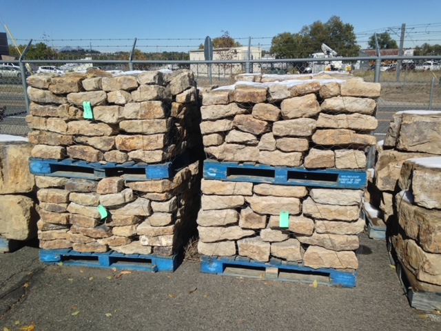 Bulk retaining wall stone on pallets